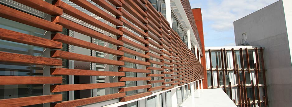 brise soleil con lamas fijas de madera