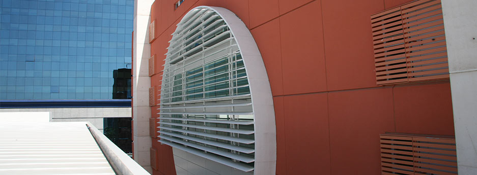 brise-soleil et brise-vues aux lames fixes en aluminium