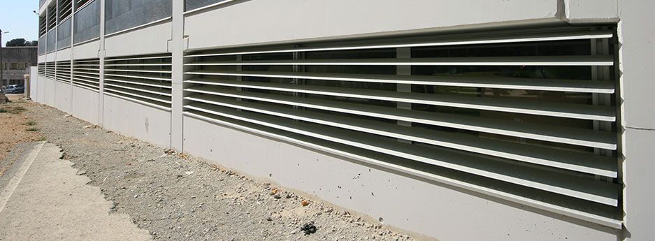 brise-soleil et brise-vues aux lames fixes en aluminium