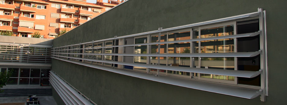 brise-soleil et brise-vues aux lames fixes en aluminium